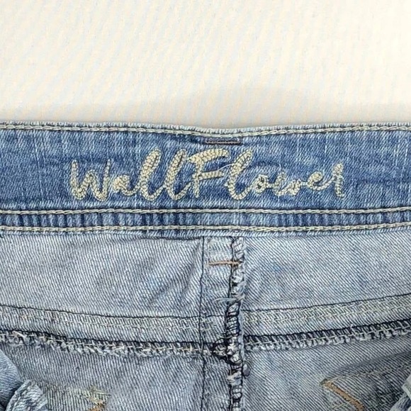 WallFlower Denim Shorts Distressed Cuffed‎ Hem Low Rise Light Wash SIZE 7 - Picture 4 of 5